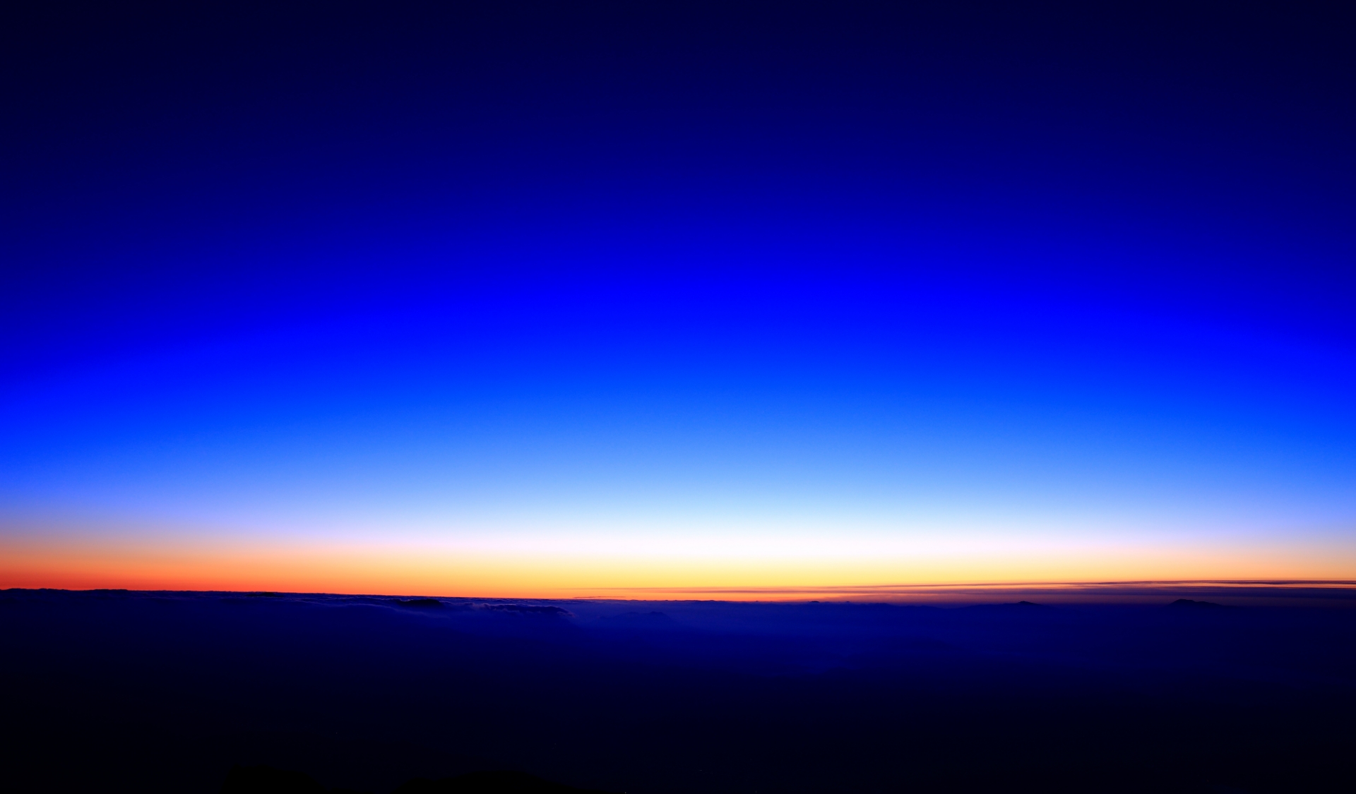 夕焼けの空と地平線