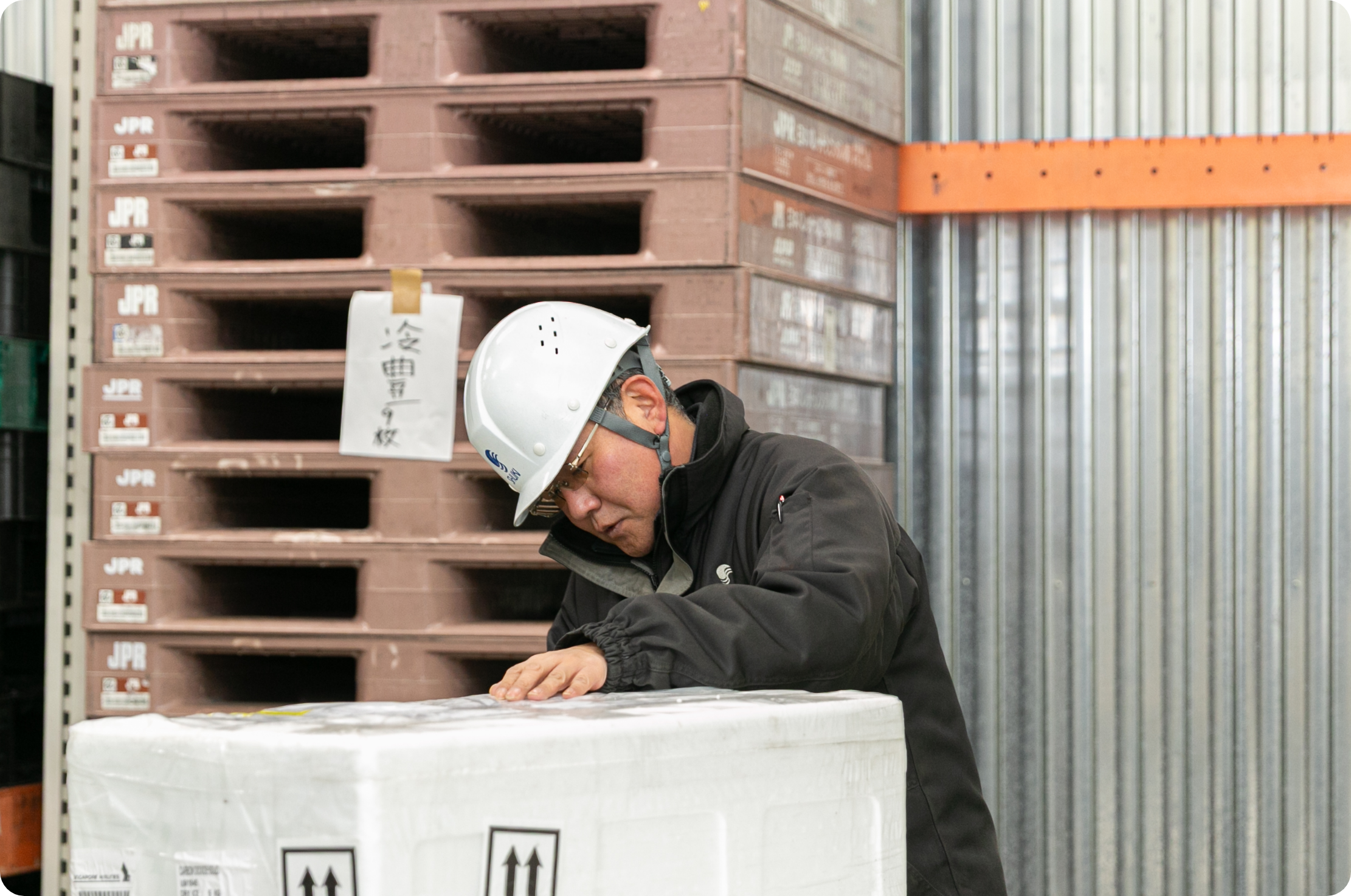 冷凍倉庫（蔵）内での徹底した安全確認作業風景