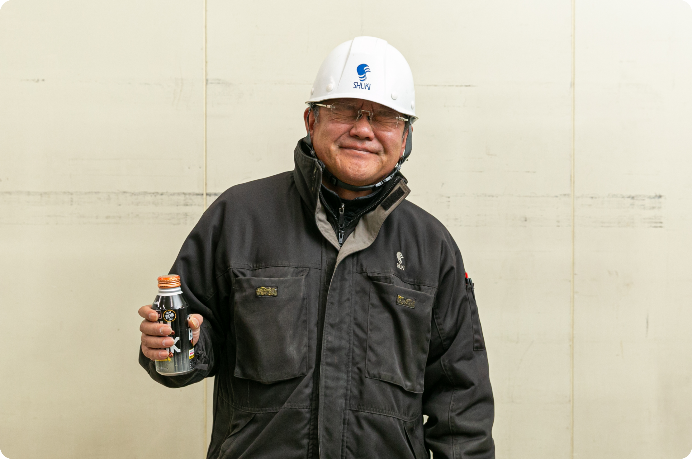 笑顔でフォークリフトに乗り込む高井良省三