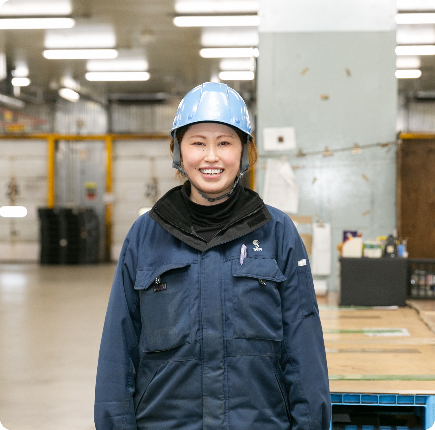 倉庫内で指示を出す辻香織